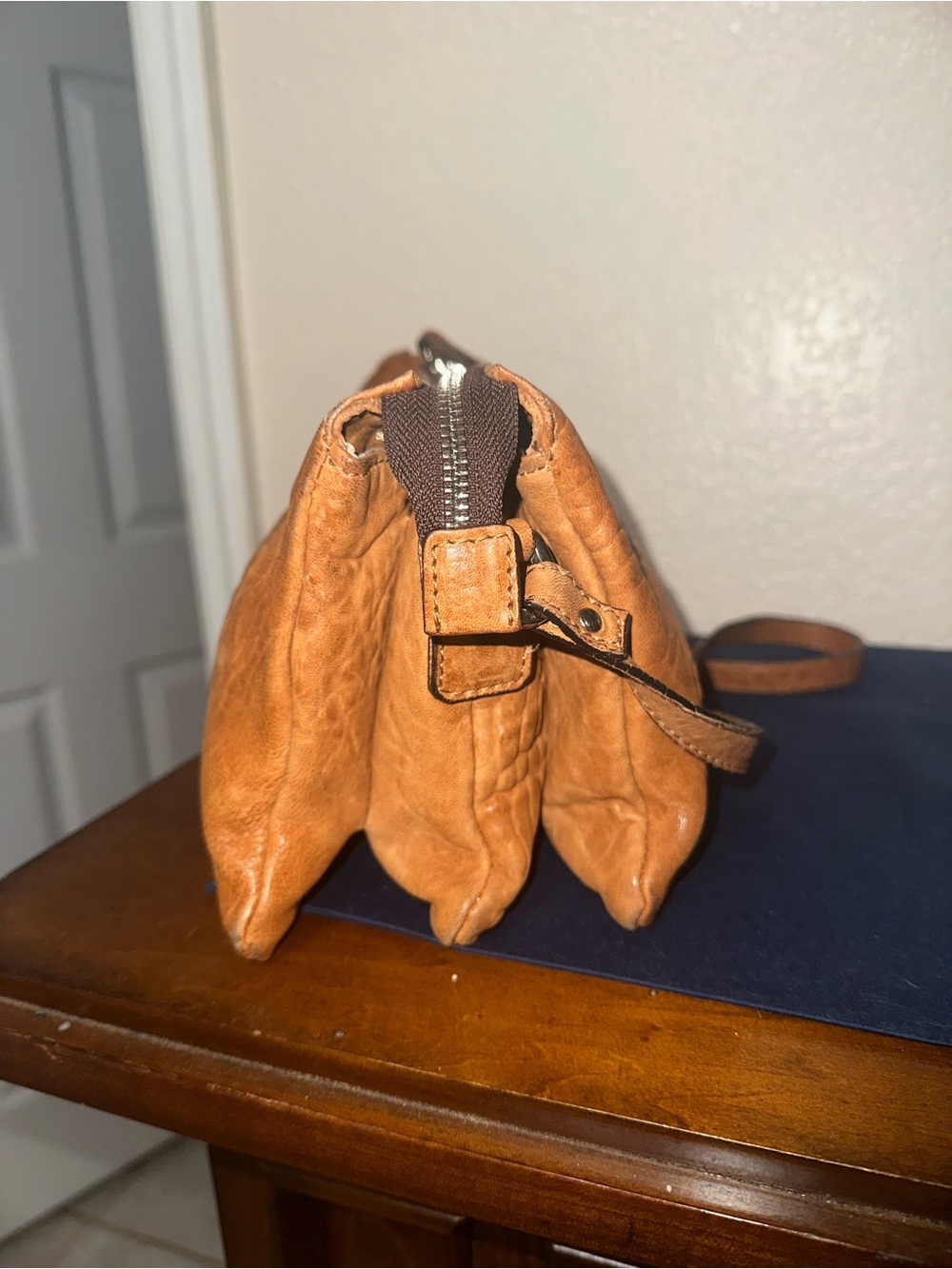 MAXON Leather Zip
CROSSBODY Purse Caramel
BROWN Adjustable Strap
MADE in ITALY
S - Picture 5 of 6